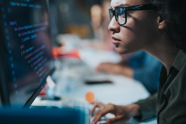 Femme concentrée devant son ordinateur